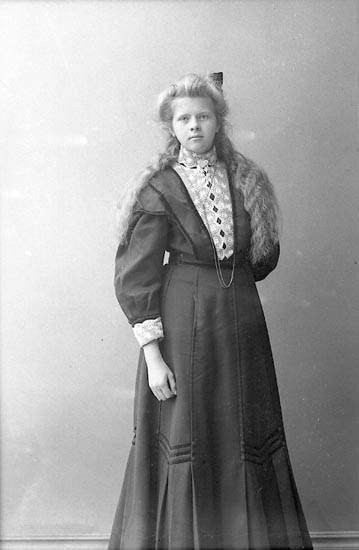 Enligt fotografens journal nr 1 1904-1908: "Andersson Edelina Ö. Skår Svenshögen".