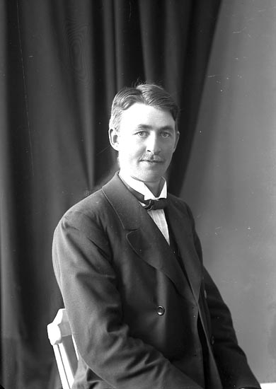 Enligt fotografens journal nr 3 1916-1917: "Persson, Arvid Ödsmål".