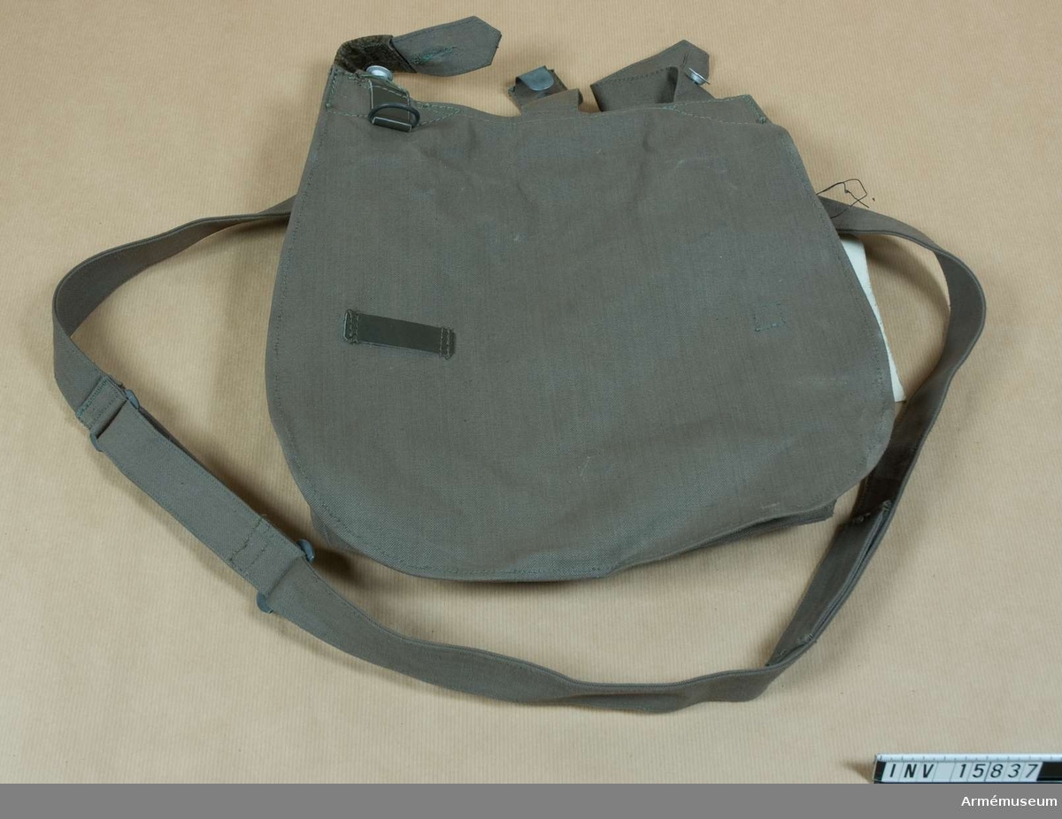Grupp C 1. 

Mattornister (brödväska) av impregnerat tjockt tyg, grå färg (tysk modell) med två hylsor och krok för att hänga väskan på bältet. Väskan stänges med 3 läderremmar och järnknappar och har axelgehäng samma tyg.