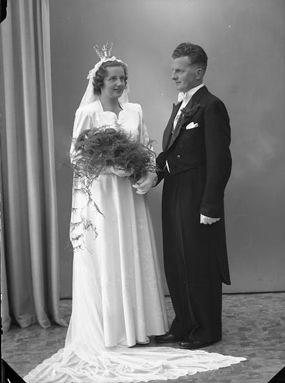 Enligt fotografens journal nr 7 1944-1950: "Wallström, Brudp. Lennart Ödsmål".