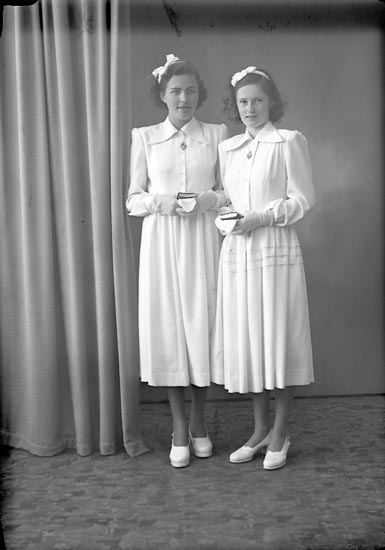 Enligt fotografens journal nr 7 1944-1950: "Olsson, Ingrid, Kerstin Karlsson, Widdesgärd - Kläpp".