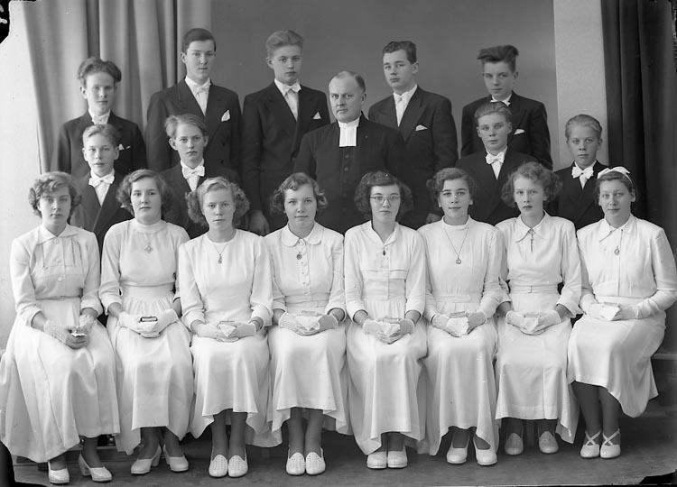 Enligt fotografens journal nr 7 1944-1950: "Berntsson, Pastor Josua Långelanda".