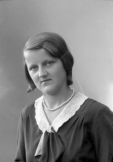 Enligt fotografens journal nr 6 1930-1943: "Tornberg, Alice Här".
Enligt fotografens notering: "Alice Tornvall Stenungsund".