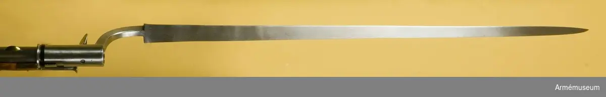 Frånsett låset och den korta pipan liknar vapnet det vanliga infanterigeväret m/1747 (AM 1932:4121). Varken geväret eller bajonetten har några stämplar. Den främre bajonettklacken sitter 4,2 cm och den bakre 8,3 cm bakom mynningen. Bajonetten är en vanlig m/1747 och sitter till vänster.