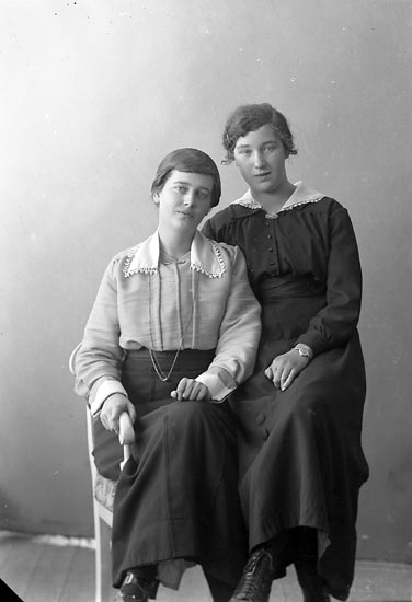 Enligt fotografens journal nr 4 1918-1922: "Svensson, Marianne Stationen Här".