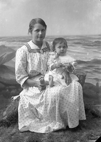Enligt fotografens journal nr 4 1918-1922: "Thorell, Fru Hildur Saxeröd Jörlanda".