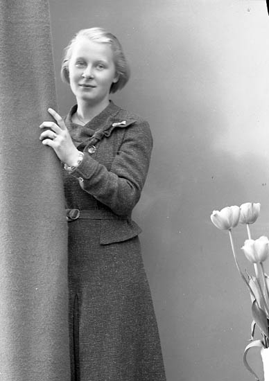 Enligt fotografens journal nr 6 1930-1943: "Dahlblom, Elsa Villa Viktoria Saltsjöbaden".