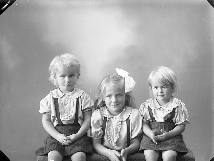Enligt fotografens journal nr 7 1944-1950: "Rhedin, Pastor V. barnen Här".