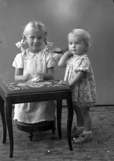 Enligt fotografens journal nr 6 1930-1943: "Rhedin, Ingegerd o Margareta Här".