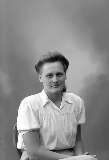 Enligt fotografens journal nr 7 1944-1950: "Alfredsson, Fr. Margareta Spekeröd".