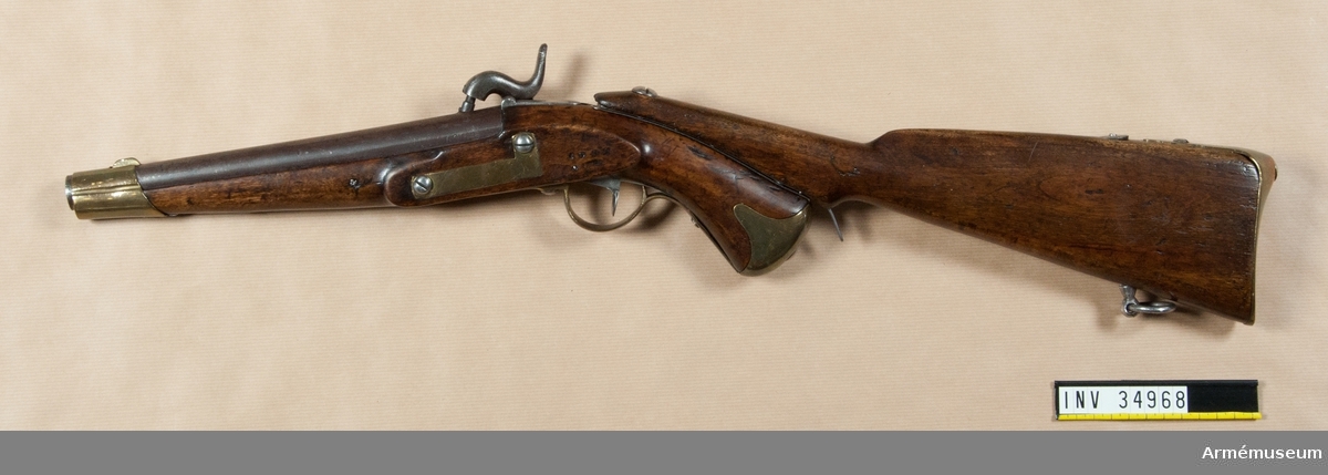 Grupp E III c.
Tappstudsarpistol med slaglås.
Spetskulan l:23.16 mm, d:15,55 mm, vikt 25,88 gram. Krutladdningens vikt 3,31 gram. Fyra räfflor. Räffelstigning: Ett halvt varv på piplängden. Pistolen är ursprungligen en i Carl gustafs stads gevärsfaktori 1837 tillverkad studsarepistol med flintlås där låset 1850 ändrats till slaglås och pipan försetts med tapp enligt en 1849 fastställd förändringsmodell. Det gamla fänghålet är tärnat och en utstående järntapp anger dess plats. Knallhattstappen är inskruvad direkt i pipan litet till höger om siktlinje. På pipans vänstra platt står 3 och AM, på pipans udersida 1837, EH, P2, IF. 663 och  1850.

Den vid ändringen tillkomna slaglåshanen är kullrig och svängd ganska mycket in över pipan. Halvspännet är högt, men i hakspänn står hanens slagyta blott obetydlig över knalhattsstappen. På låsbleckets utsida står krönt C och 633, på insidan ÅG, 1837 och AM. På stockens vänstra sida bakom sidblecket är inslaget numret 633. På sidbleckets och näsbandets insida är inslaget ett B och på kolvkappans vänstra flik stå 5 och 70. På de skruvar som fasthåller anslagsjärnet, är numret 21 inslaget.

Se i övrigt AM 34966. J. Alm 1942. (sign)