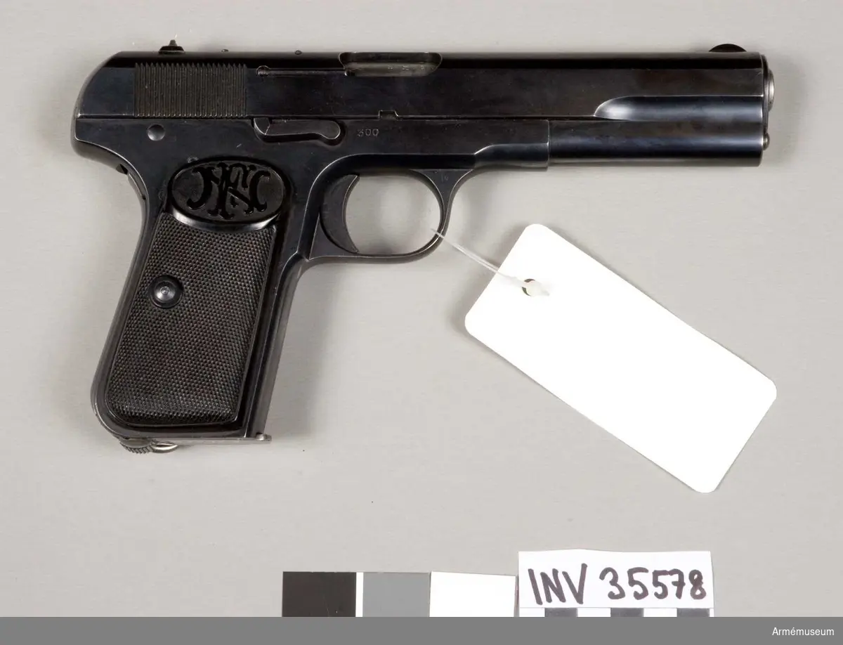 Grupp E III.
Halvautomatisk pistol m/1907, Sverige.
Till pistol m/1907 användes 9 mm skarp patron m/07.