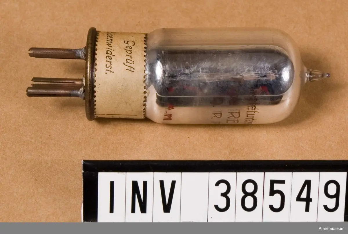 Grupp H II.

Ett av de första lågtemperaturrören, dat. 1925-01-13. 
Sockeln är s.k. fransk-engelsk, sedemera kallad europasockel, den sockeltyp som så gott som uteslutande användes i europeiska radiomottagare mellan 1924-1934. Detta rör är avsett för en glödtrådsspänning av 3 volt. Provet anger 2,35 volt.