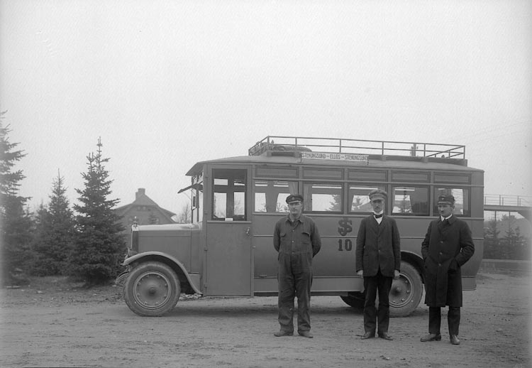 Enligt fotografens journal nr 5 1923-1929: "Bilbussarna".