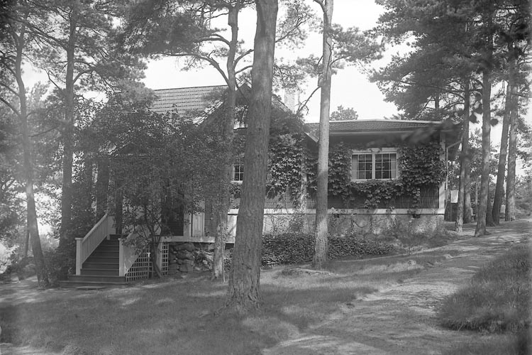 Enligt fotografens journal nr 6 1930-1943: "Lindénska villan, Stenungsund".