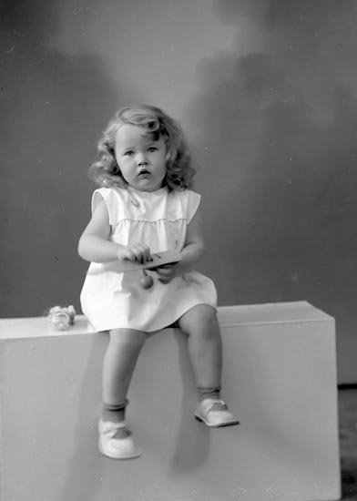 Enligt fotografens journal nr 8 1951-1957: "Aspling, Ingrid Stenungsund".