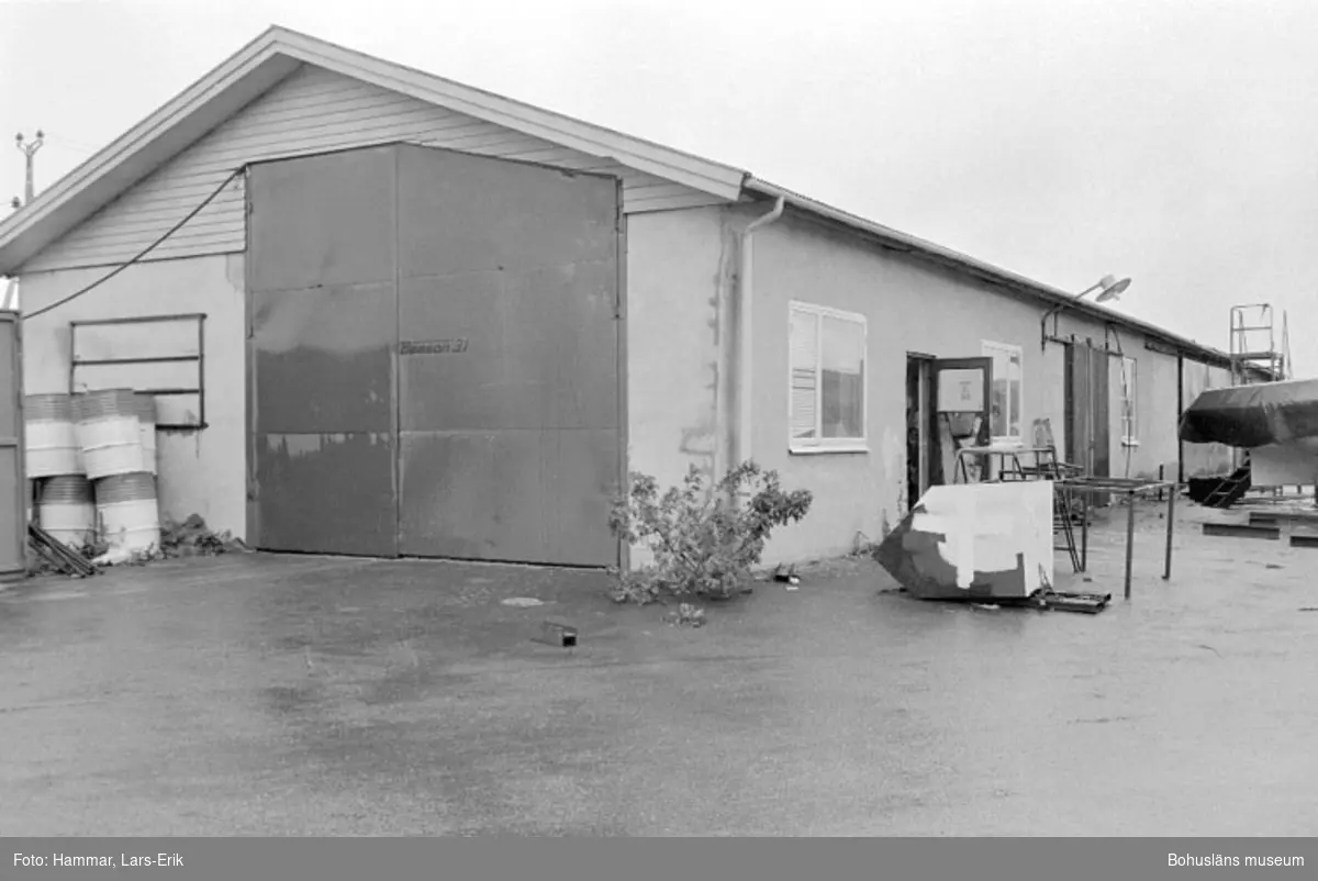 Motivbeskrivning: "Widholms industri AB, Gåseberget, Lysekil. På bilden syns båthallen."
Datum: 19800911