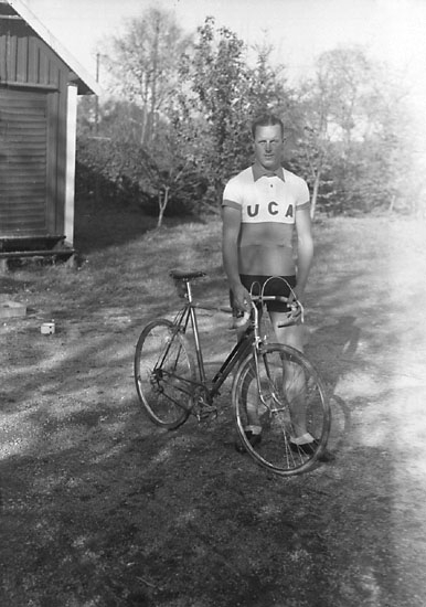 Tävlingscyklist iförd Uddevalla Cykelamatörers tröja