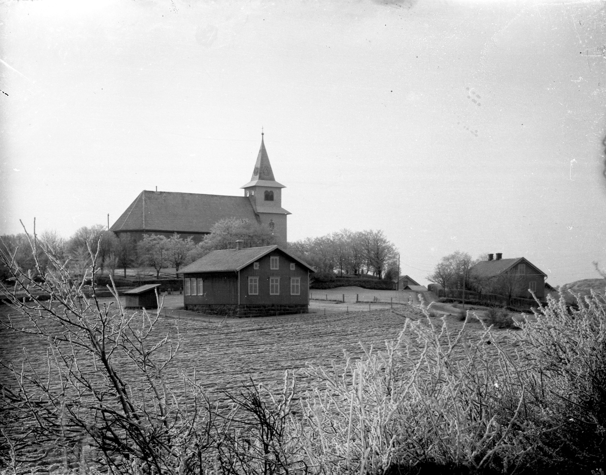 Foss kyrka, sockenstuga och till höger den så kallade kyrkskolan