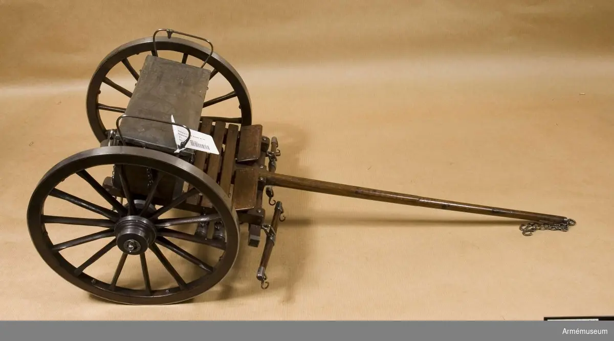 Grupp F I.
Modell av föreställare till 12-pundig kanon m/1844, Italien. Skala 1/5. För sardinska fältartilleriet (där benämnd 16-pundig) av Cavallis konstruktion.