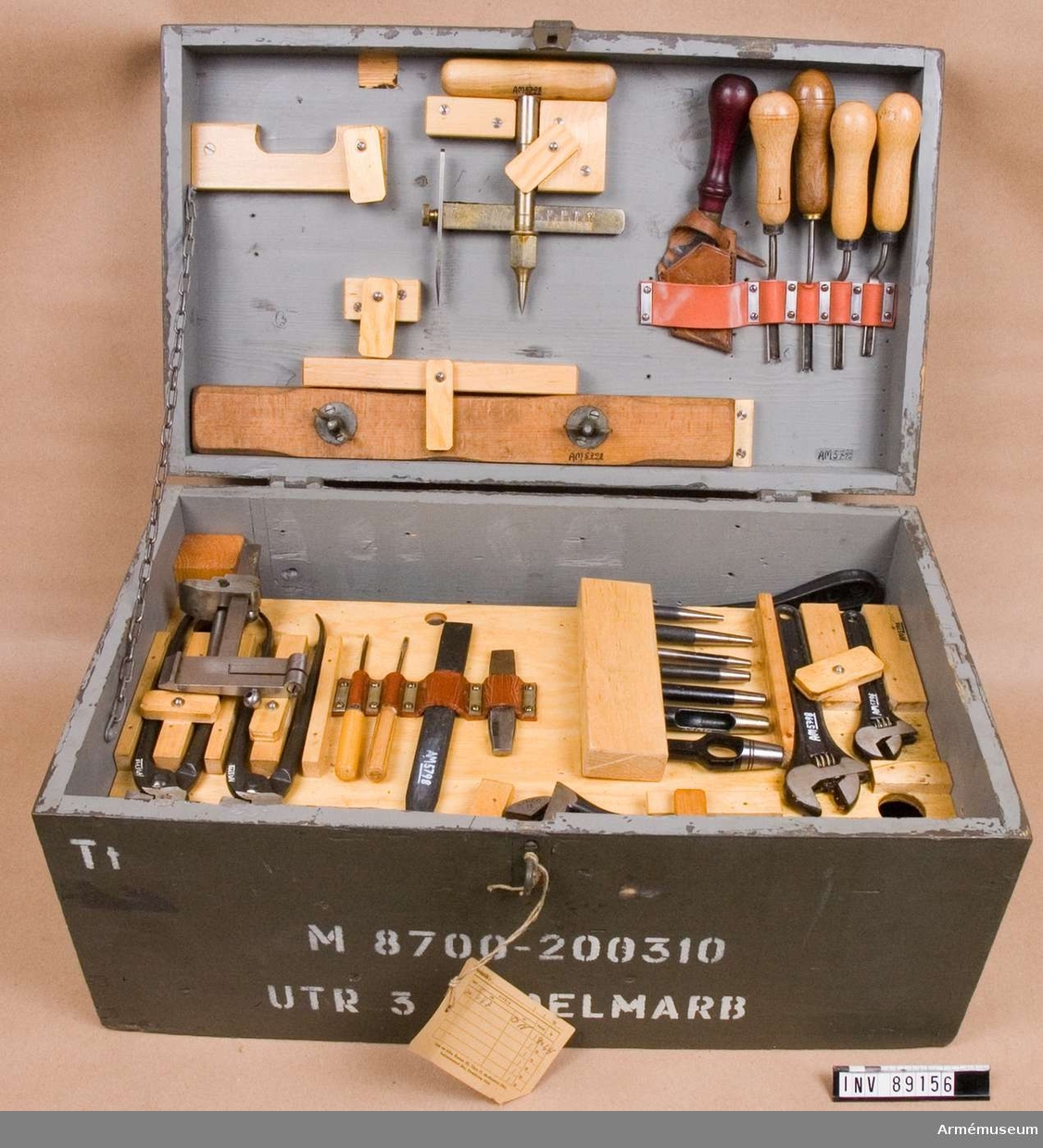 Utrustning 3 för sadelmakeriarbeten. Består av 48 delar. Låda av trä. (M 8700-200310).