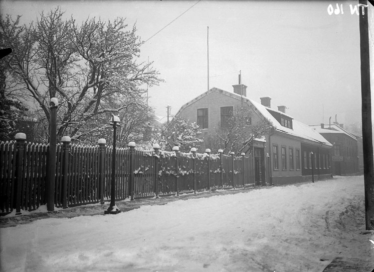 Vinterbild med fastigheterna Södergatan 21 och 23, Uddevalla