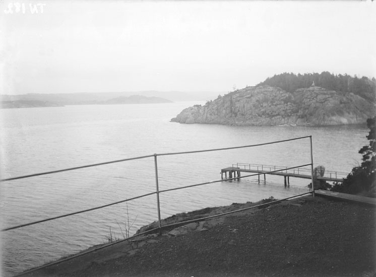 Enligt senare noteringar: "Utsikt vid Cösterska villan, Lindesnäs. Brygga, i förgrunden staket."