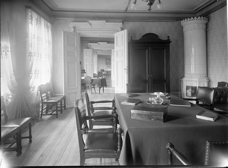 Enligt tidigare noteringar: "Interiör sammanträdesrum med bord, stolar och kakelugn. Ordenslokal."