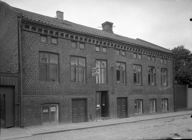 Uppgift enligt fotografen: "Uddevalla. Karl Petterssons fastighet, Kilbäcksgatan 18."