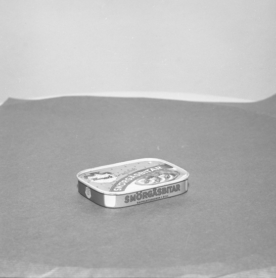Text till bilden: "Lysekil. Katalogfotografering. AB Lysekils konservfabrik. Burkar. 1957"