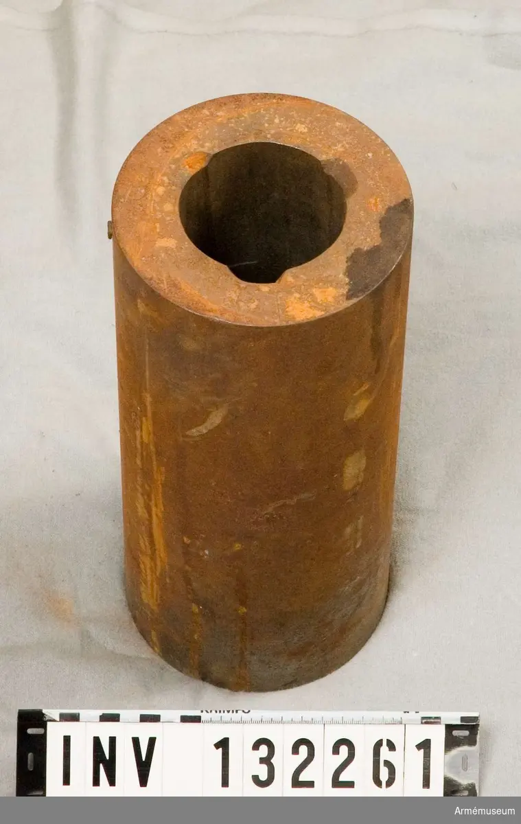 Grupp F:III(överstruken) V. 
Benämning: Schamplun för 2"1/2/7 1/2 pundig (7,6 cm) granatkartesch för norska artilleriets räfflade framladdningskanoner m/1863.
Tolken har loppets form.