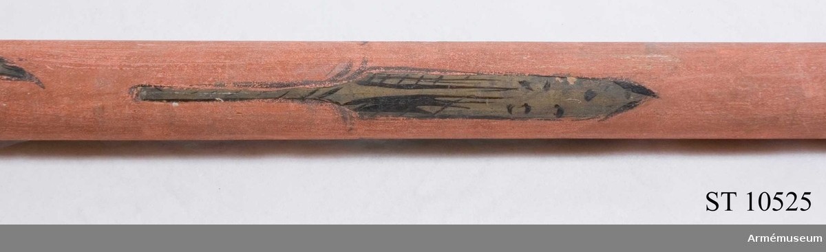 Ihålig stång. Rödmålad med motiv av en drake vars svans slingrar sig mot spetsen. Etikett med text som anger att fanan är tagen vid Jakobstad 1704.

Två etiketter från Riddarholmskyrkan: "No 882 M" samt "No 884 M".