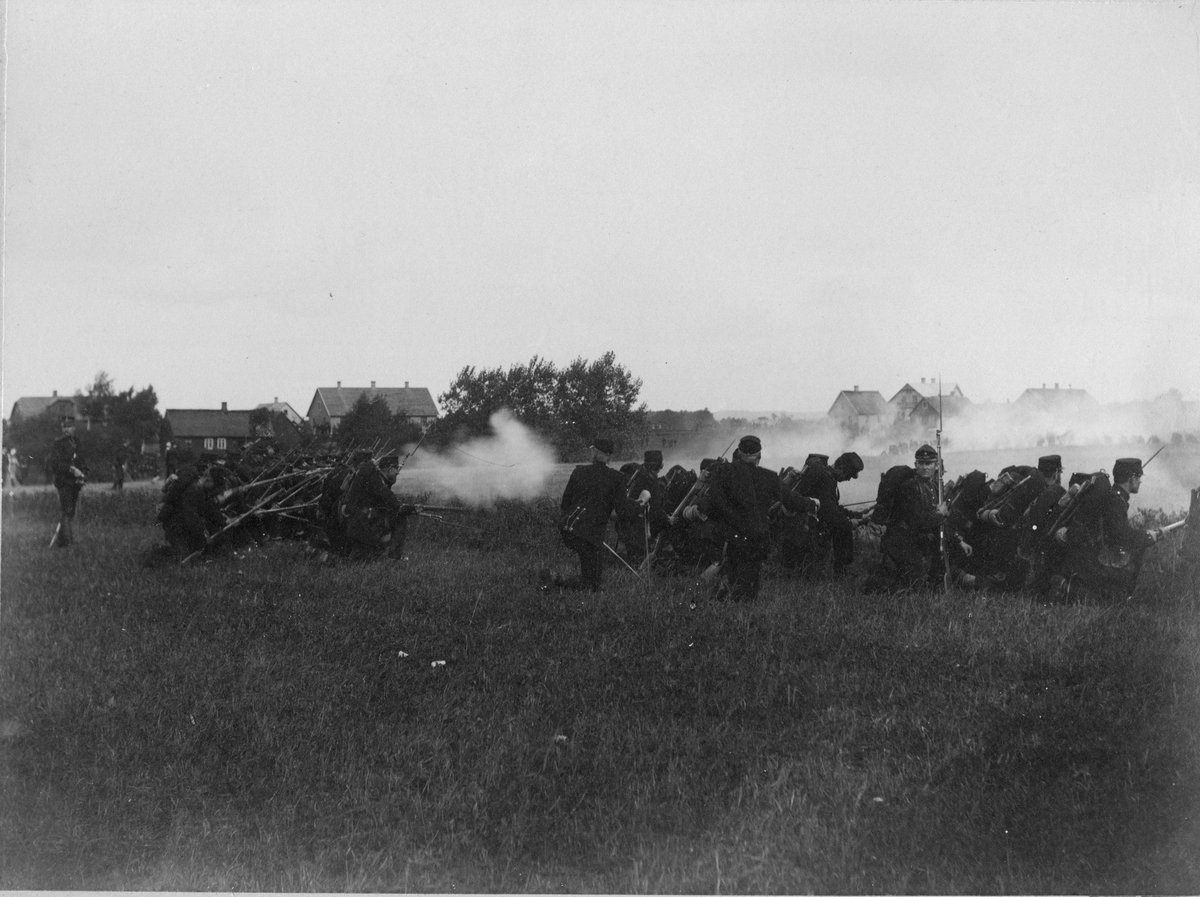 Södra Skånska infanteriregementet I 25 på skjutövning i Munka-Ljungby. Soldaterna iförda uniform m/1886.