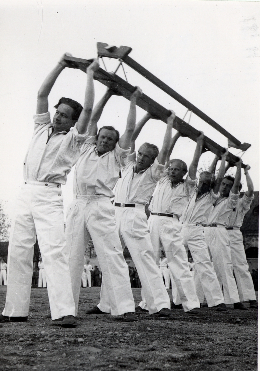 Marinkompaniets gymnastikuppvisning vid Arméns underofficersskola (Försvarets läroverk)  i Uppsala 1949.