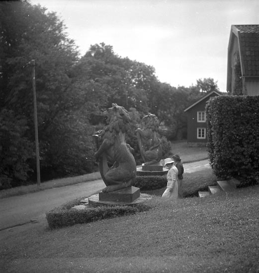 Två lejon med sköldar, skulpturer av nedanför huvudentrén på Morlanda Säteri, Orust. 1900-talets början.