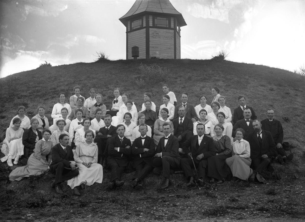 Gruppfoto vid dåvarande vattentornet, Kyrkåsen, Enköping, troligen 5 augusti 1917. Möjligen Enköpings Blåbandsförening.