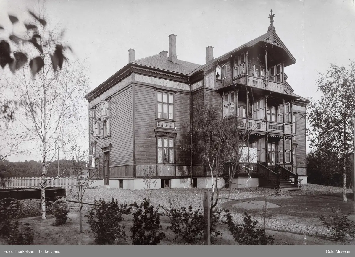 Villa, sveitserstil, verandaer, trapp, hage, grusganger oslo ...