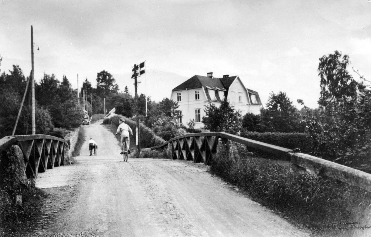Gamla lantmannaskolan och Tullabron i Tenhult.