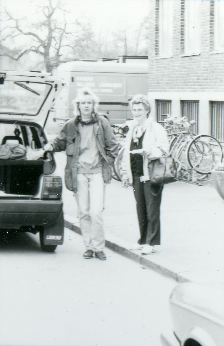 Eva Agrell, Christina Tullgren och Elisabeth Rysén på resa till Skanör i Skåne, för att hämta höns till Hallandsgården.