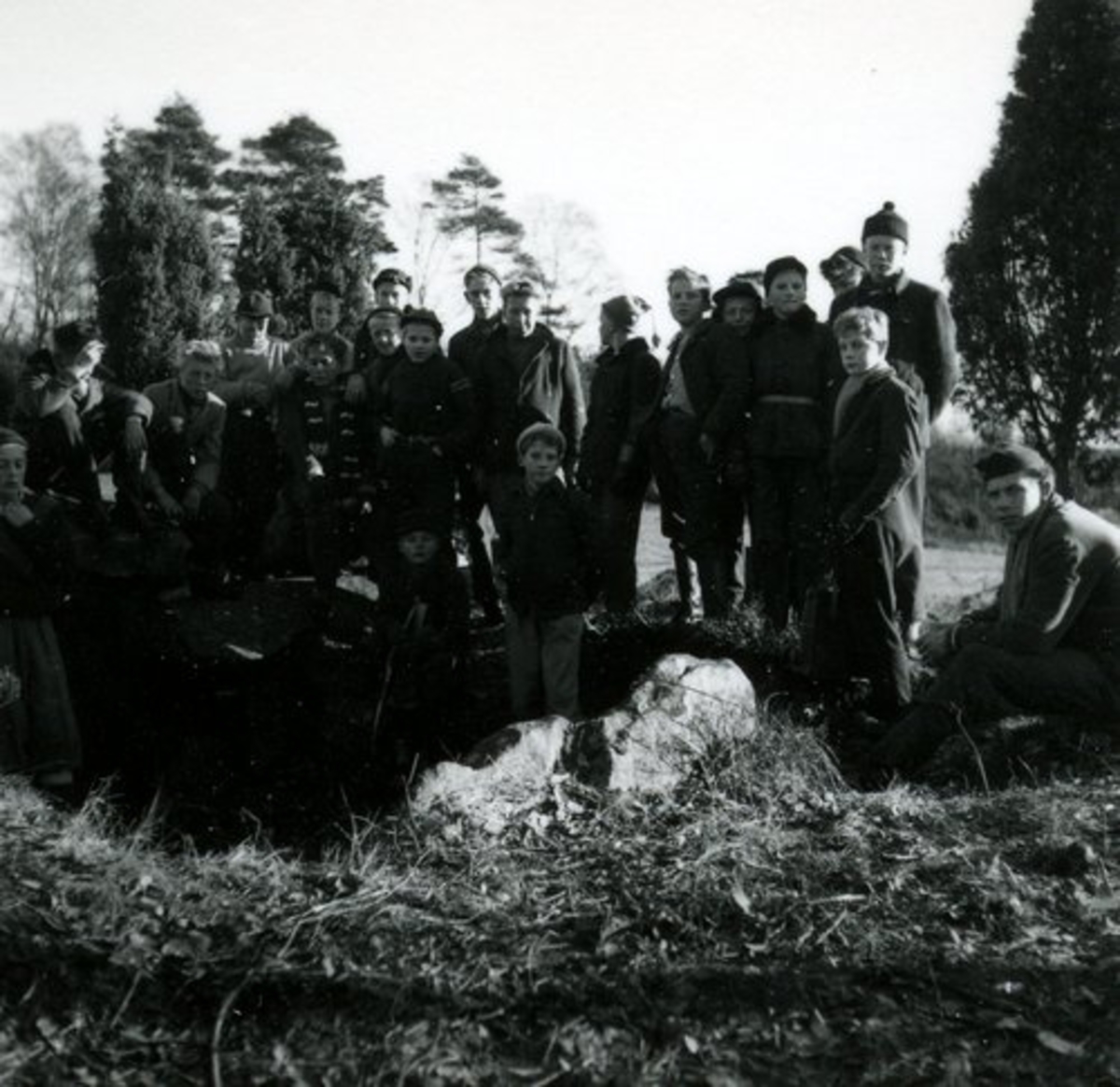 Snöstorps sn. Klass 7 A vid Tolarpsgraven, november 1955.