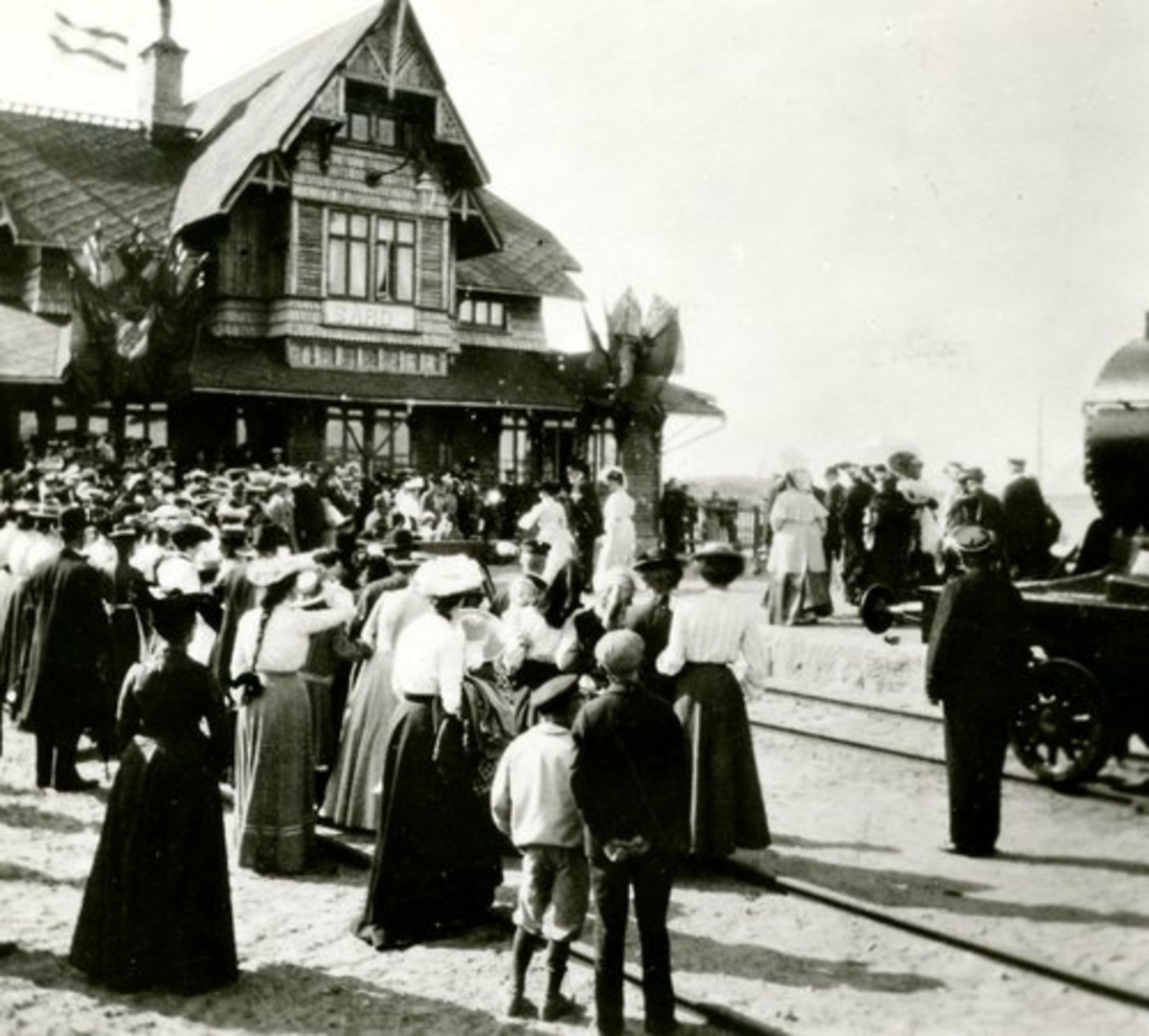 Släps sn. Särö. Särö järnvägsstation vid invigningen 1904, Oscar II på väg från tåget.