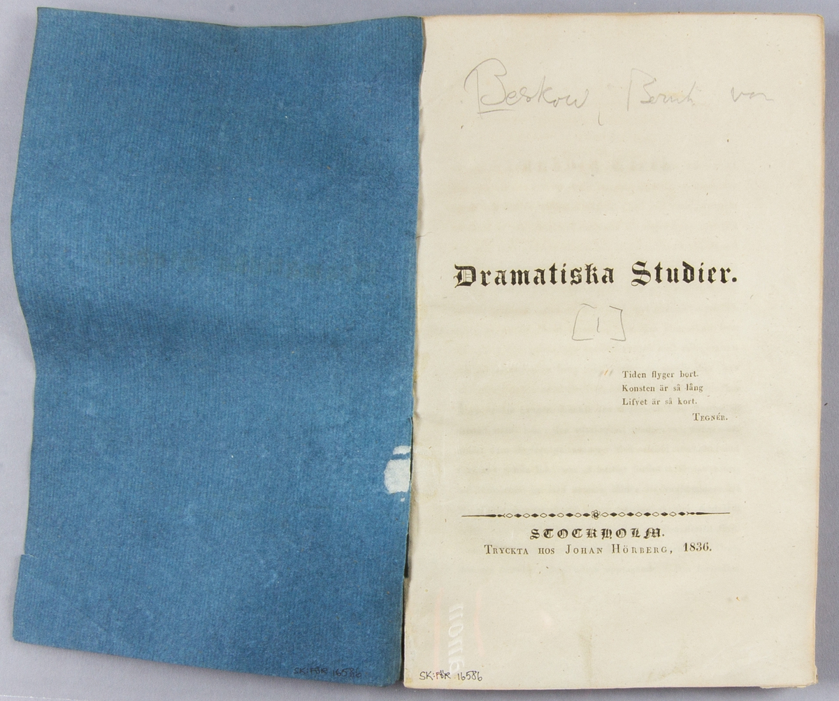 Bok, häftat pappersband: "Dramatiska studier" skriven av Bernhard von Beskow och tryckt hos J. Hörberg  i Stockholm 1836.

Häftad och oskuren i blåttt omslag.