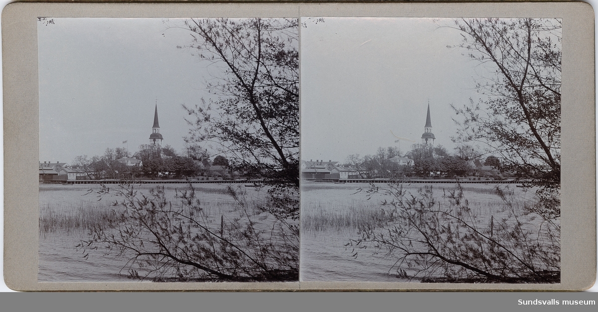 Del av serie med stereoskopbilder bestående av två fotografier klistrade på kartong. Stämplad Erik Zetterberg, Rönninge, på baksidan. Uppgifter om årtal, datum, nummer i bildserie, samt på några även uppgifter om motiv. Se även SuM 3212:1-53, 3213:1-38.