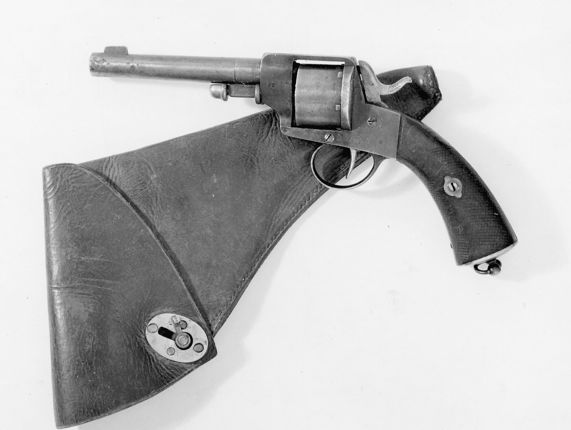 Revolver modell 1871 av 11 mm kaliber konstruerad av
AugustFredrik Hagström. Avsedd för vaktbetjänt som med-
följerlandsvägspost. Tillverkningsnummer 6296. Revolvern
tillverkadeshuvudsakligen av A.Francotte i Li`ge, Belgien men även av
HusqvarnaVapenfabriks AB. I en Kgl skrivelse av den 8 maj 1874
medgives attdylika revolvrar av 1871 års modell får inköpas
frånarm`förvaltningen för beväpning av postiljonerna. Detta fyra år
innanartilleriet i svenska arm`n utrustades med dem. Mekanismen
defekt.Revolvern igensvetsad.