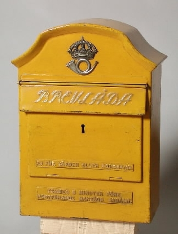 Brevlåda för placering vid järnväg. Brevlådan är av den typ som Ragnar Östberg ritade 1912 men som kom att bli allmänt förekommande först på 1920-talet.
