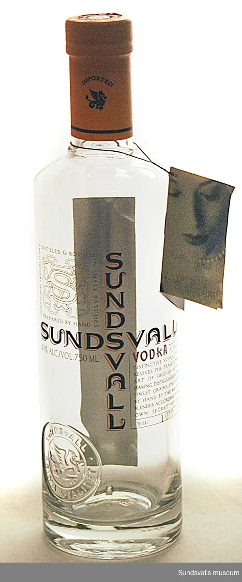 Fortsättning på fält 14: Traditional Swedish vodka distilled & bottled in small batches prepared by hand. 40% alc./vol. 750 ml