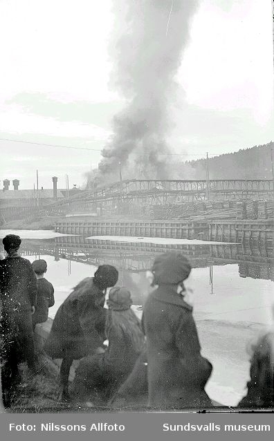 Norrmalm. Branden vid AB Svensk Papp. Industribyggnaderna brann tre gånger 1916, 1920 samt 1923. Företaget likviderades 1923.