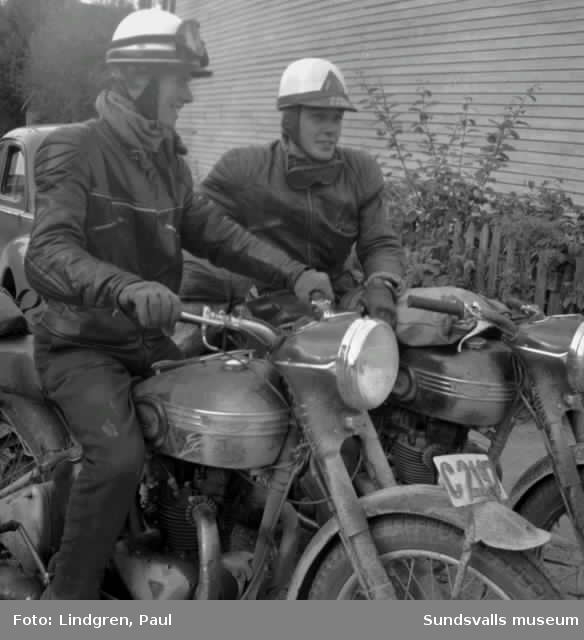 "Skinnknuttar" på sina motorcyklar vid Storgatan västerut.