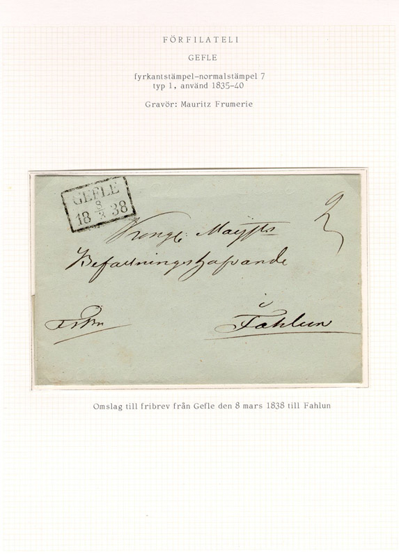 Albumblad innehållande 1 monterat förfilatelistiskt brev

Text: Omslag till fribrev från Gefle den 8 mars 1838 till Fahlun

Etikett/posttjänst: Fribrev

Stämpeltyp: Normalstämpel 7