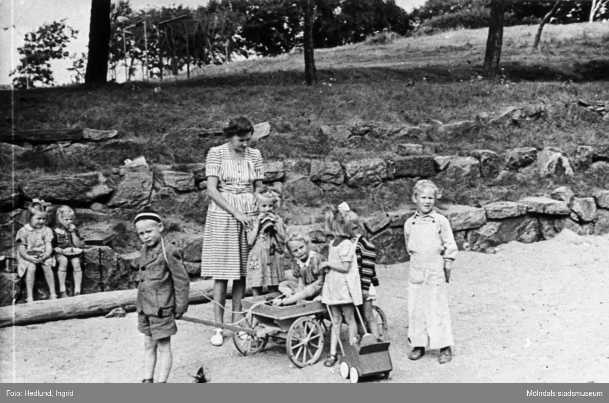 Bosgårdens barnträdgård. 1938-1945. Mamman till barnen var "Blinda Rakel". Familjen hette Andersson och bodde i Åby. De hade många barn vid barnträdgården.